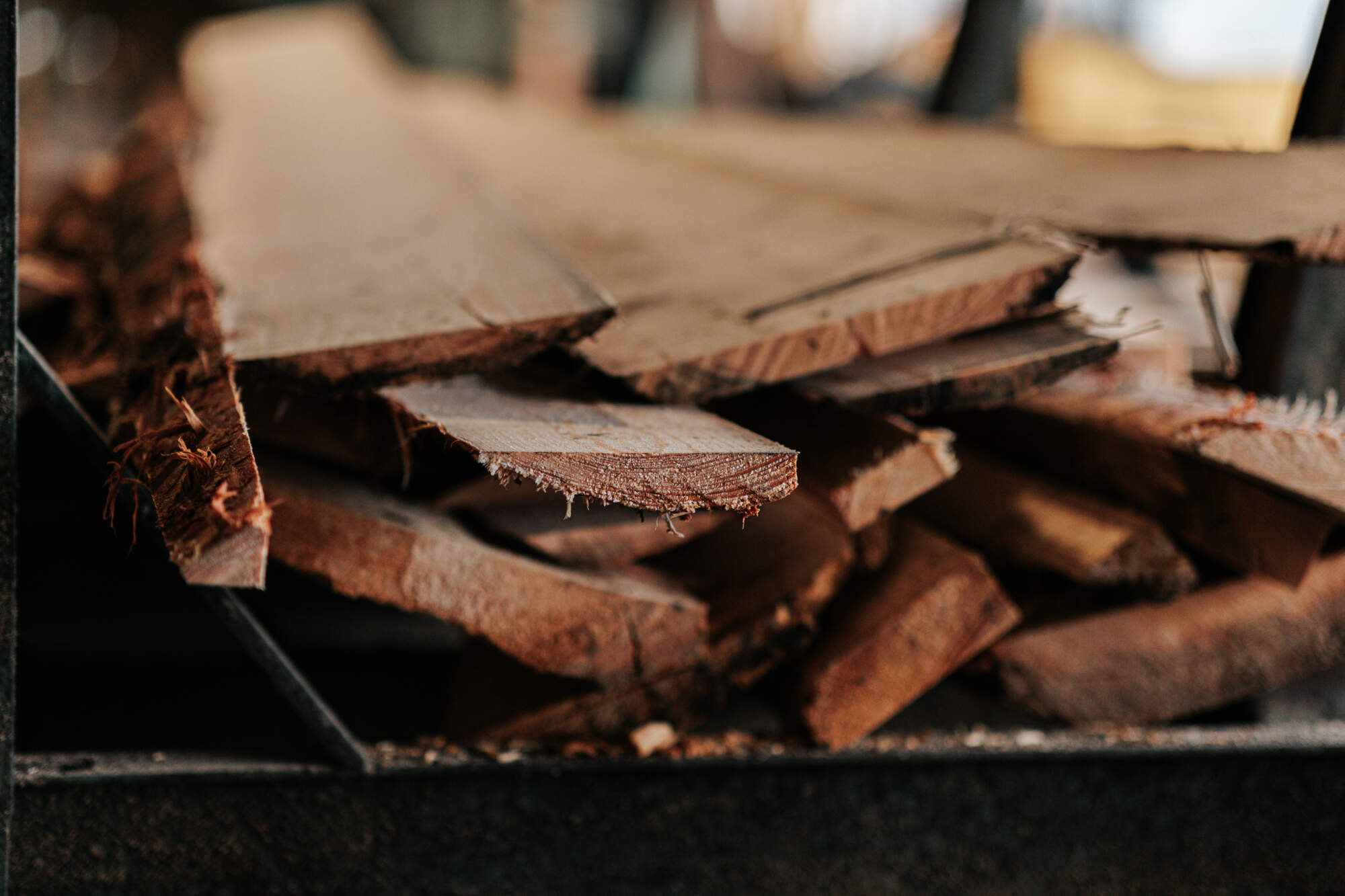 Stock de planche de bois avec écorces