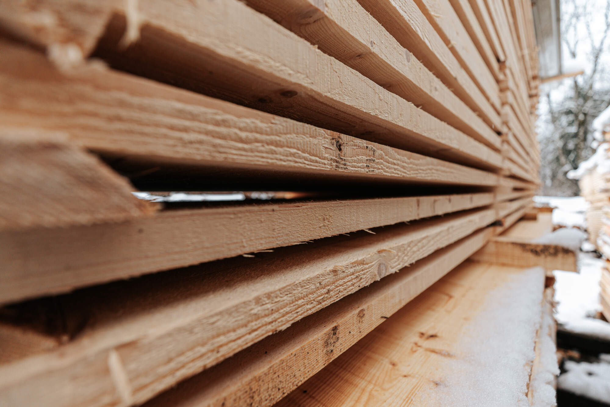 lambourdes de bois empilées